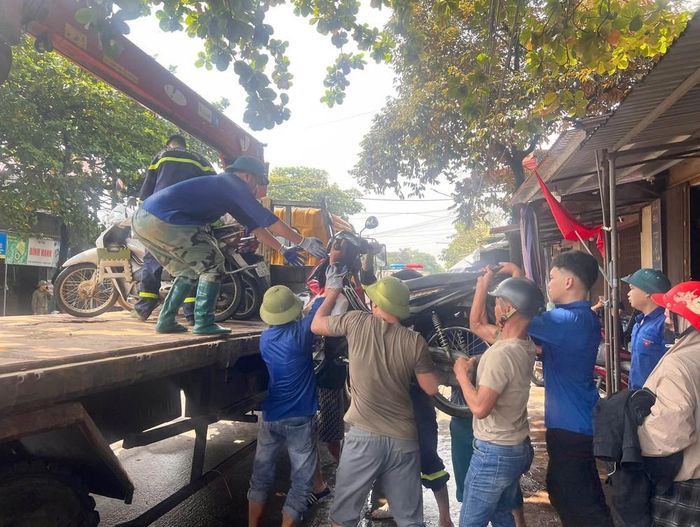 Xe cứu hộ hỗ trợ người dân và phương tiện di chuyển qua các khu vực ngập lụt tại xã Phú Sơn, tỉnh Ninh Bình. Ảnh: Thùy Dung - TTXVN