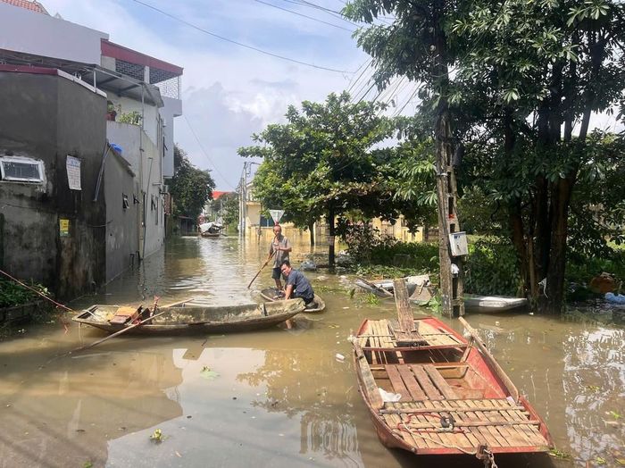 Người dân tại nhiều khu vực ngập lụt ở xã Phú Sơn, tỉnh Ninh Bình sử dụng thuyền để đi lại, phục vụ sinh hoạt hằng ngày. Ảnh: Thùy Dung - TTXVN