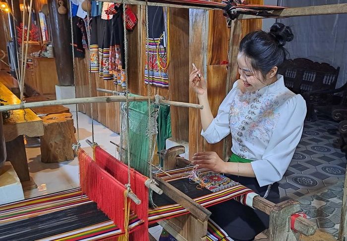 Đến Mường Chọng, du khách được hòa mình vào không gian văn hóa đậm bản sắc dân tộc Thái. Ảnh: Trịnh Duy Hưng - TTXVN