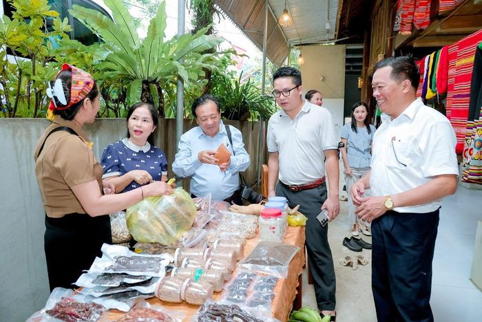 Đến Mường Chọng, du khách được hòa mình vào không gian văn hóa đậm bản sắc dân tộc Thái. Ảnh: Trịnh Duy Hưng - TTXVN