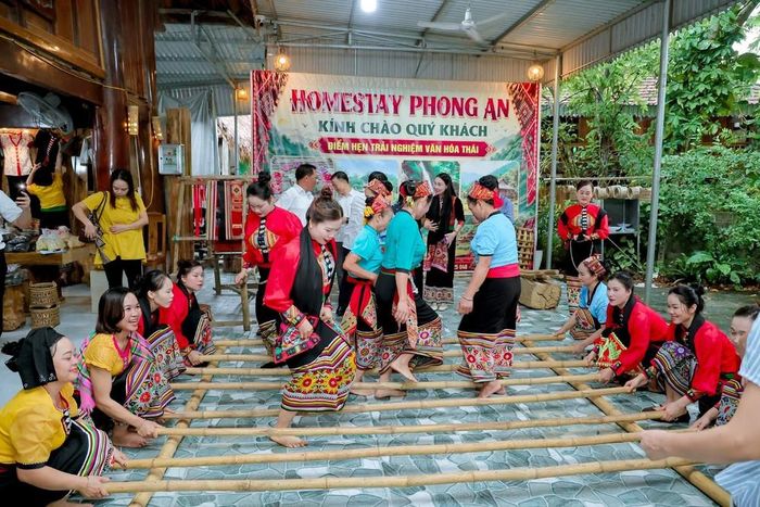 Đến Mường Chọng, du khách được hòa mình vào không gian văn hóa đậm bản sắc dân tộc Thái. Ảnh: Trịnh Duy Hưng - TTXVN
