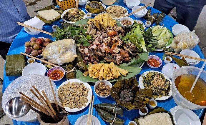 Du khách Mường Chọng được thưởng thức nhiều ẩm thực mang đậm hương vị núi rừng miền tây xứ Nghệ. Ảnh: Trịnh Duy Hưng - TTXVN