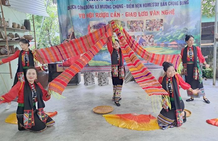 Câu lạc bộ văn hóa dân gian bản Chọng Bùng trở thành một phần của sản phẩm du lịch cộng đồng. Ảnh: Trịnh Duy Hưng - TTXVN