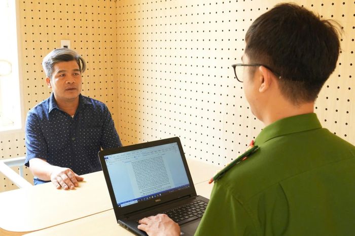 Cơ quan Công an làm việc với Nguyễn Khắc Hồng, SN 1976, trú tại xã Tam Dương, tỉnh Phú Thọ. Ảnh Công an tỉnh Phú Thọ