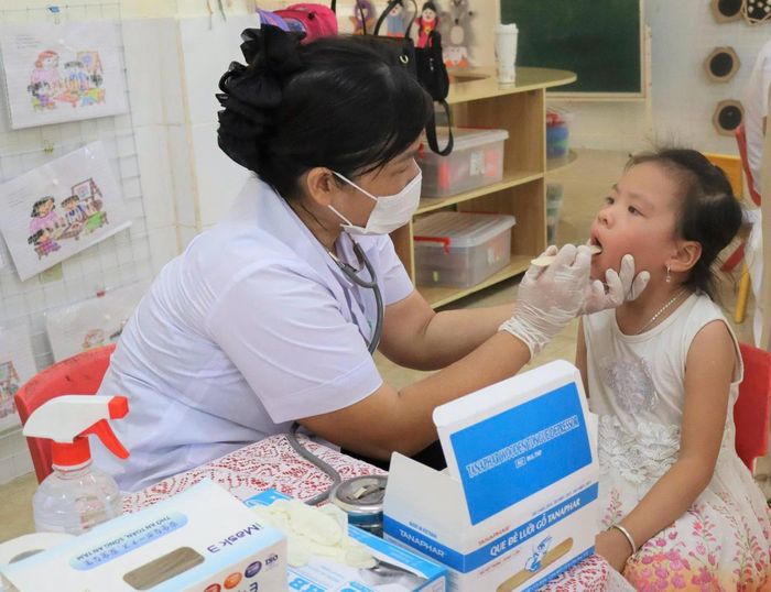 Kiểm tra sức khỏe đầu năm học cho học sinh Trường Mầm non Hải Hưng A, xã Hải Hưng, tỉnh Ninh Bình.