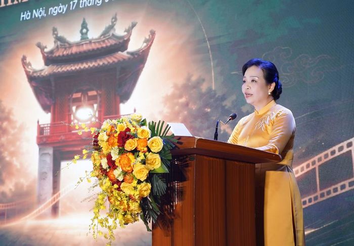 Tiến sĩ Ngô Phương Lan, Chủ tịch Hiệp hội Xúc tiến phát triển Điện ảnh Việt Nam phát biểu tại lễ trao giải.