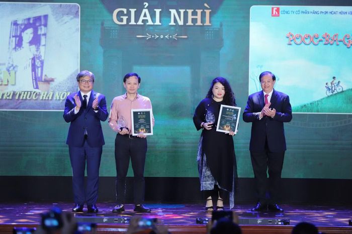 Các tác giả đoạt giải nhì. (Ảnh: VIỆT HÙNG/MCST)