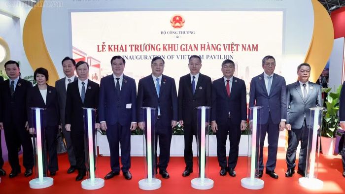 Phó Thủ tướng Thường trực Phạm Gia Túc dự Lễ khai trương Khu gian hàng Việt Nam. (Ảnh: chinhphu.vn/Phương Nguyên)