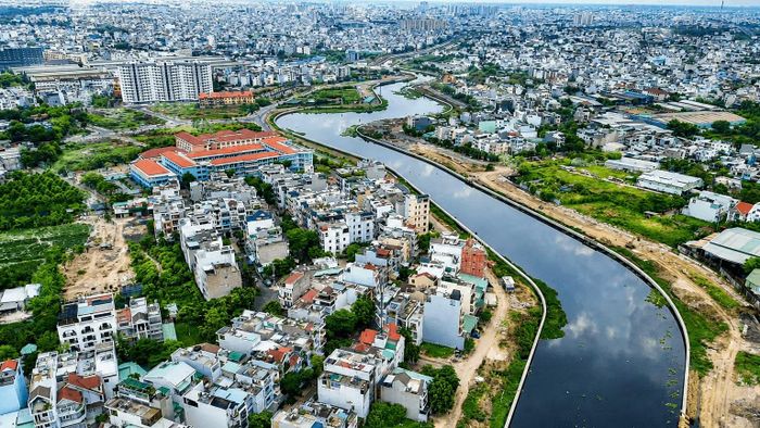 Thành phố Hồ Chí Minh đang nỗ lực và quyết tâm di dời nhà ở trên và ven kênh rạch. Diện tích đất sau di dời được ưu tiên dành cho công viên cây xanh, hành lang bảo vệ kênh rạch. (Ảnh: THẠC HIẾU)