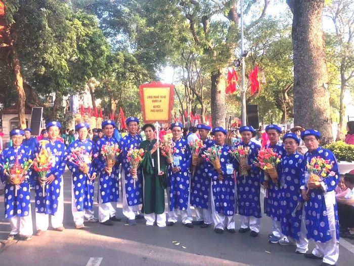 Các nghệ nhân làng nghề tò he thôn Xuân La. (Ảnh: Nghệ nhân Đặng Đình Hổ cung cấp)