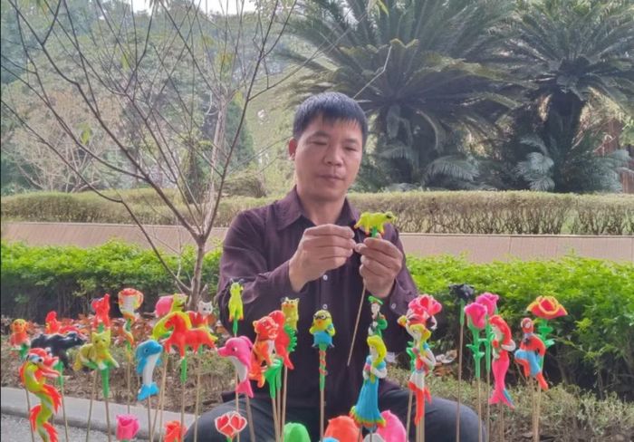 Nghệ nhân Đặng Đình Hổ ở thôn Xuân La, xã Phượng Dực, Hà Nội. (Ảnh: Nhân vật cung cấp)