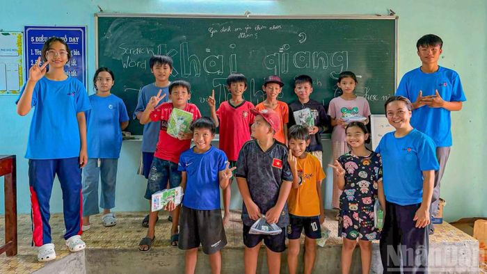 Vượt ra ngoài ranh giới sách vở, những kiến thức về bảo tồn rùa biển và bảo vệ môi trường đại dương được lồng ghép khéo léo vào từng bài giảng, giúp gieo mầm tình yêu thiên nhiên cho thế hệ tương lai.
