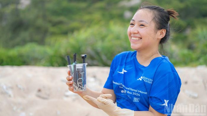 Từng nắp chai, mảnh lưới hay rác thải nhựa do sóng biển vô tình đánh dạt vào đều được thu gom sạch sẽ.
