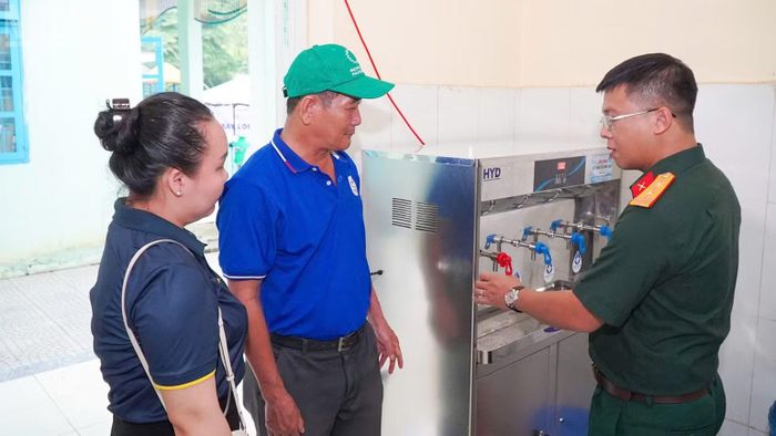 Trao tặng và lắp đặt 1 hệ thống lọc nước. (Ảnh: THÀNH ĐOÀN)