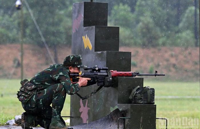 Bài bắn đơn Kim tự tháp, xạ thủ thể hiện khả năng bắn có tỳ ở các tư thế cao dần theo 5 bậc bắn, tương ứng với 5 viên đạn vào 5 mục tiêu, thành tích là tổng số điểm và so sánh thời gian bắn để phân định thứ hạng nếu điểm số bằng nhau.