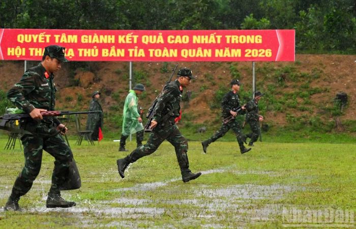 Các xạ thủ tiến hành bài thi.