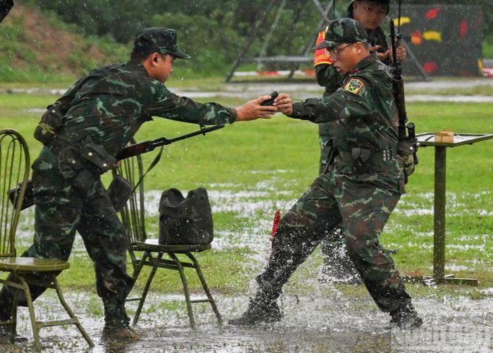 Yêu cầu bắt buộc là phải hạ được 2 bia kim loại, trước khi tiếp đạn cho xạ thủ số 2.