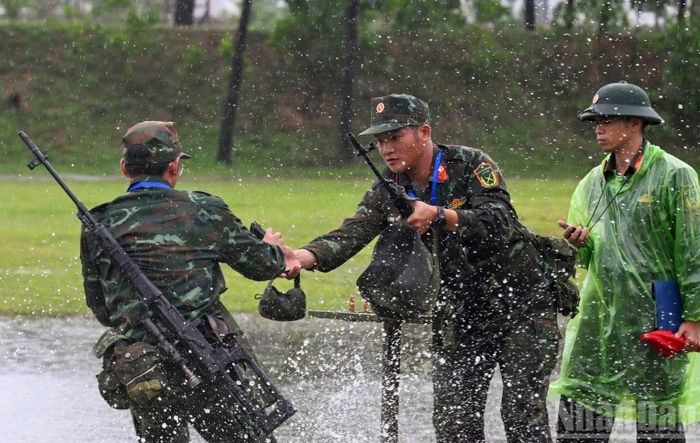 Bài bắn số 7: Hiệp đồng tác chiến, xạ thủ số 1 có 2 viên đạn, thực hiện bắn 2 bia kim loại với súng ngắn K54. Hạ hết mục tiêu, nước rút mang đạn cho xạ thủ số 2 bắn súng SVD hạ 3 mục tiêu cự ly 300-600m.