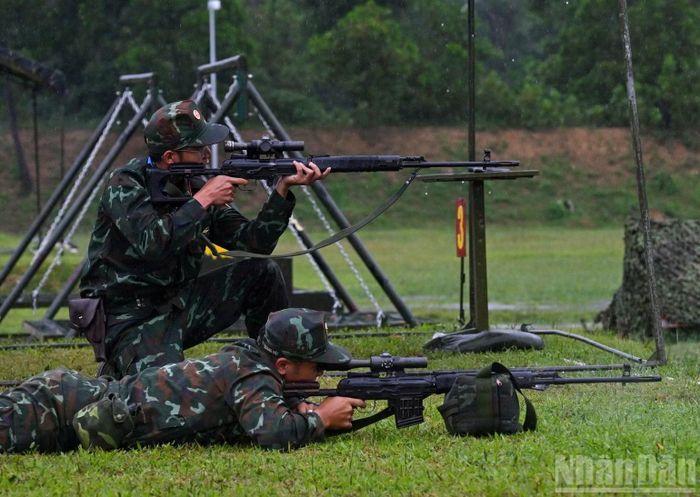 Cặp xạ thủ một người bắn, một người quan sát kết quả bắn.