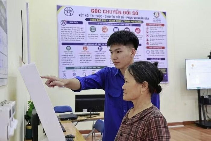 Tổ chuyển đổi số cộng đồng giúp người dân tiếp cận công nghệ. (Ảnh: SƠN HÀ)