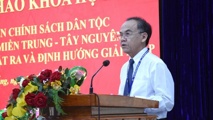 Phó giáo sư, Tiến sĩ Nguyễn Ngọc Hòa, Phó Giám đốc Học viện Chính trị khu vực III phát biểu đề dẫn hội thảo. (Ảnh: ANH ĐÀO)