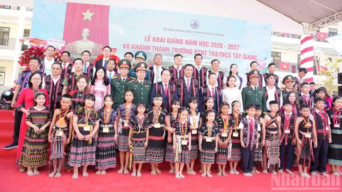 Phó Thủ tướng Chính phủ Lê Tiến Châu và lãnh đạo thành phố Đà Nẵng chụp ảnh lưu niệm với thầy-trò trường Phổ thông nội trú và trung học cơ sở Tây Giang trong ngày khai giảng năm học mới. (Ảnh: ANH ĐÀO)