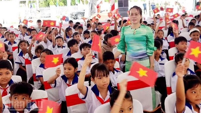 Cô và trò Trường phổ thông nội trú tiểu học và trung học cơ sở Giang Thành trong ngày khai giảng năm học mới. (Ảnh: QUỐC TRINH)