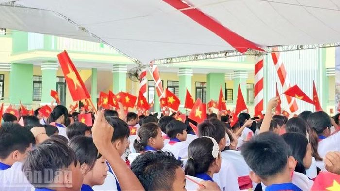 Học sinh Trường phổ thông nội trú tiểu học và trung học cơ sở Giang Thành trong ngày khai giảng năm học 2026-2027 và khánh thành trường. (Ảnh: QUỐC TRINH)