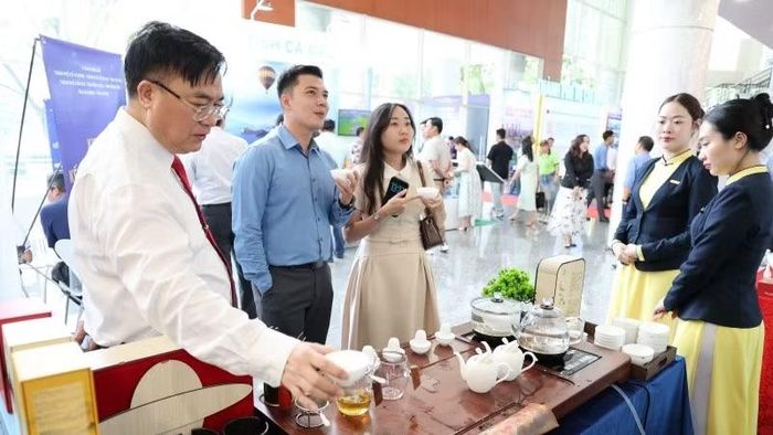 Doanh nghiệp trưng bày sản phẩm Hội nghị kết nối đầu tư và hợp tác phát triển giữa Thành phố Hồ Chí Minh với các tỉnh, thành phố vùng Đông Nam Bộ và vùng Đồng bằng sông Cửu Long. (Ảnh: CTV)