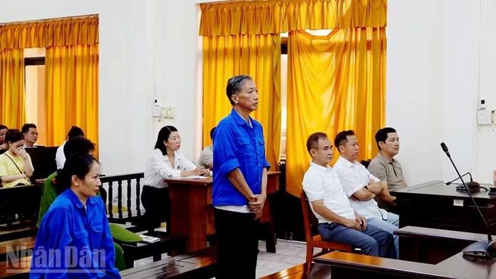 Bị cáo Lê Văn Mót (đứng) trả lời Hội đồng xét xử. (Ảnh: QUỐC TRINH)