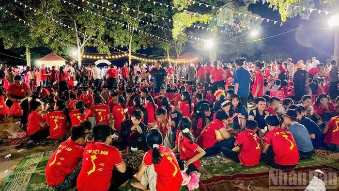 Các em học sinh phấn khởi tham gia chương trình. (Ảnh: Đồn Biên phòng Trịnh Tường cung cấp)