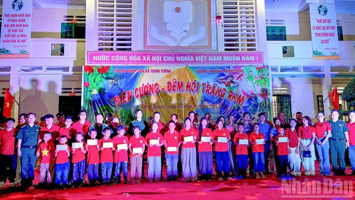 Đại diện Đồn Biên phòng Trịnh Tường cùng các cơ quan, đơn vị trao học bổng cho các em học sinh có hoàn cảnh khó khăn, nỗ lực vươn lên trong học tập. (Ảnh: Đồn Biên phòng Trịnh Tường cung cấp)