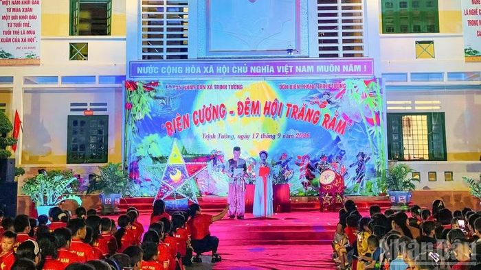 Chương trình “Biên cương - Đêm hội trăng rằm” mang đến cho các em học sinh Trường phổ thông dân tộc bán trú tiểu học và trung học cơ sở Cốc Mỳ không khí vui tươi, đầm ấm. (Ảnh: Đồn Biên phòng Trịnh Tường cung cấp)
