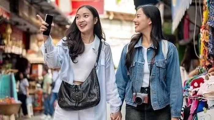 Du khách Trung Quốc khi đến Việt Nam có thể sử dụng Alipay, WeChat Pay hoặc các ứng dụng ngân hàng Trung Quốc để thanh toán QR. (Ảnh minh họa: Magnific)