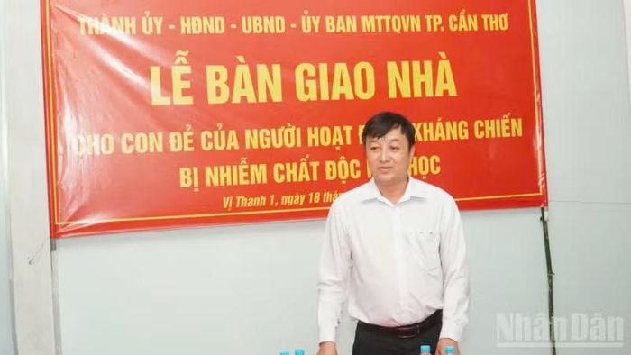 Ông Lê Hồng Việt, Chủ tịch Ủy ban nhân dân xã Vị Thanh 1 phát biểu tại buổi lễ. (Ảnh: VĂN ÚT)