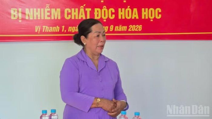 Bà Lê Thị Tiền, mẹ em Phạm Thị Út Hương phát biểu cảm nghĩ tại buổi lễ. (Ảnh: VĂN ÚT)