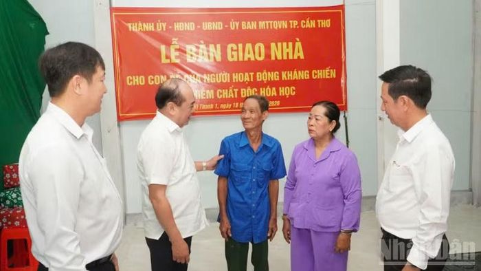 Ông Trần Văn Chính, Chủ tịch Ủy ban Mặt trận Tổ quốc Việt Nam thành phố Cần Thơ (thứ 2 bên trái qua) thăm và động viên gia đình. (Ảnh: VĂN ÚT)