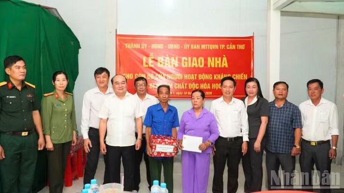 Lãnh đạo thành phố Cần Thơ và xã Vị Thanh 1 chụp hình lưu niệm cùng gia đình. (Ảnh: VĂN ÚT)