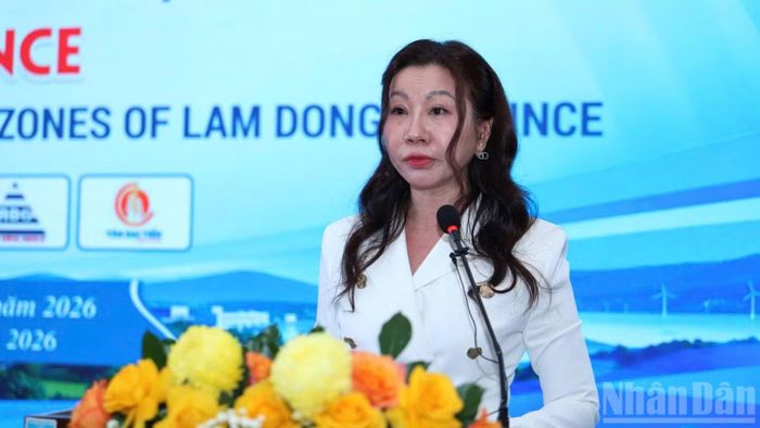 Bà Dương Thị Kiều Anh, chủ đầu tư Khu công nghiệp Hàm Kiệm II phát biểu.