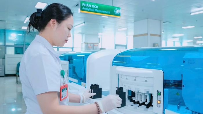 Thực hiện kỹ thuật xét nghiệm tại Khoa Hóa sinh, Viện Xét nghiệm Y học, Bệnh viện Bạch Mai. (Ảnh: MẠNH DƯƠNG)