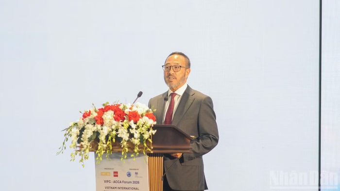 Ông Kevin Bruce Iwanaga, Cố vấn cấp cao về Chiến lược, Cơ quan điều hành VIFC-DN phát biểu tại diễn đàn. (Ảnh: CÔNG VINH)