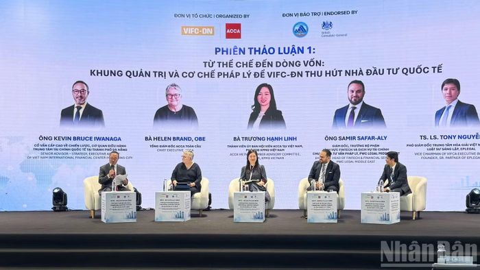 Các chuyên gia thảo luận tại diễn đàn. (Ảnh: CÔNG VINH)