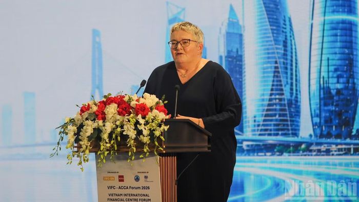 Bà Helen Brand, OBE - Tổng Giám đốc ACCA phát biểu tại diễn đàn. (Ảnh: CÔNG VINH)