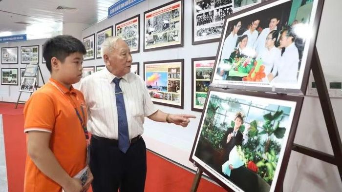 Nhà báo Hoàng Tiến, nguyên Tổng Biên tập báo Hà Bắc tham quan triển lãm. (Ảnh: DL)