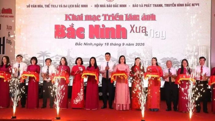 Các đại biểu cắt băng khai mạc triển lãm ảnh Bắc Ninh xưa và nay. (Ảnh: DL)