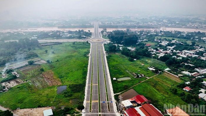 Đường trục trung tâm Biên Hòa với quy mô 10 làn xe giữa sông Đồng Nai (cù lao Phố) đang gấp rút hoàn thành những công đoạn cuối cùng để chính thức đưa vào khai thác sau khi được thông xe kỹ thuật.
