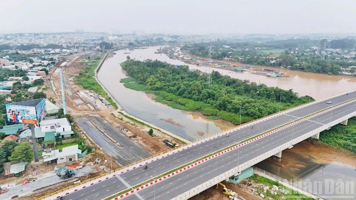 Cầu Thống Nhất bắc qua sông Cái đã thông xe, đưa vào khai thác từ nhiều tháng qua.