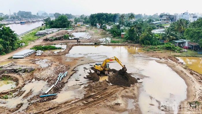 Thi công trong điều kiện thời tiết mùa mưa, thủy triều dâng cao đã ảnh hưởng đến tiến độ dự án đường ven sông Cái.