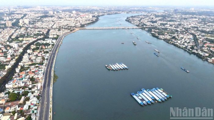 Trước đó, dự án đường ven sông Đồng Nai từ cầu Hóa An đến phường Tân Triều có chiều dài 5km, tổng mức đầu tư gần 1.300 tỷ đồng, hoàn thành và đưa vào sử dụng đầu năm 2026, là trục cảnh quan ven sông Đồng Nai nổi bật.