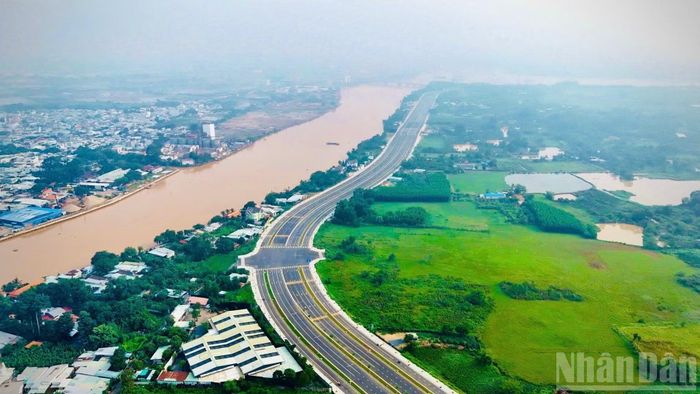 Tuyến đường 10 làn xe giữa cù lao Phố đưa vào sử dụng góp phần thu hút các nhà đầu tư tầm cỡ quốc tế và thúc đẩy phát triển kinh tế-xã hội, thay đổi diện mạo đô thị trung tâm của thành phố Đồng Nai.